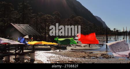 Abgelegenes Bergdorf und wunderschöner Sungester See oder Madhuri See, umgeben von himalaya Bergen, tawang in arunachal pradesh, Nordosten indiens Stockfoto