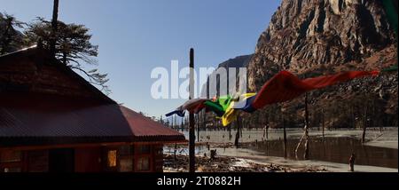 Abgelegenes Bergdorf und wunderschöner Sungester See oder Madhuri See, umgeben von himalaya Bergen, tawang in arunachal pradesh, Nordosten indiens Stockfoto