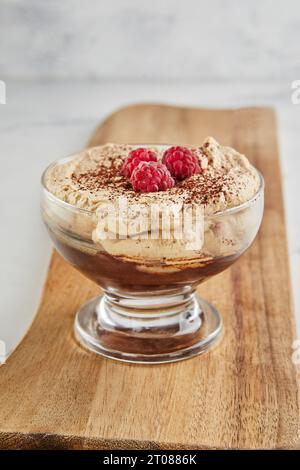 Schokoladencreme mit Whiskey- und Kaffeearoma, mit Whiskey- und Kaffeebesahne. Nahaufnahme. Stockfoto