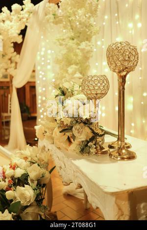 Hochzeitseinrichtung mit weißen Blumen Stockfoto