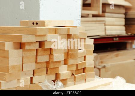Gestapelte Holzstangen in der Werkstatt der Möbelherstellung Stockfoto