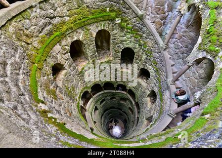 Die Initiation Wells im Quinta da Regaleira Komplex in Sintra, Greater Lisbon, Portgual. Einfacher Tagesausflug vom Zentrum von Lissabon Stockfoto