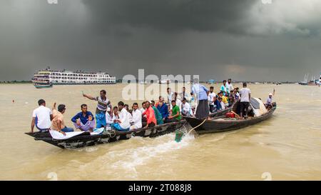 Traditionelle Bootsstation, Lebensstil der Menschen und bewölkte Himmelsfotos, aufgenommen am 25. Juni 2022 von Mawa Boat Station in Bangladesch Stockfoto