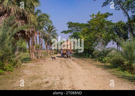 Bauern tragen Reisscheiben auf dem Traktor in Jashore, Bangladesch. Stockfoto