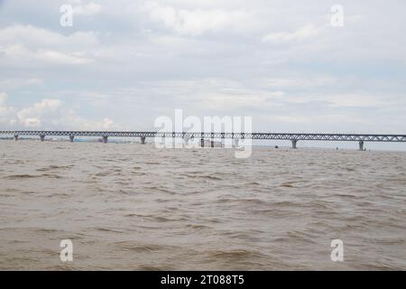 Traditionelle Bootsstation, Lebensstil der Menschen und bewölkte Himmelsfotos, aufgenommen am 25. Juni 2022 von Mawa Boat Station in Bangladesch Stockfoto