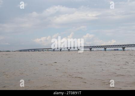 Die umfangreichste Padma-Brückenfotografie unter dem dunklen bewölkten Himmel, aufgenommen am 25. Juni 2022 von Mawa Boat Station in Bangladesch Stockfoto