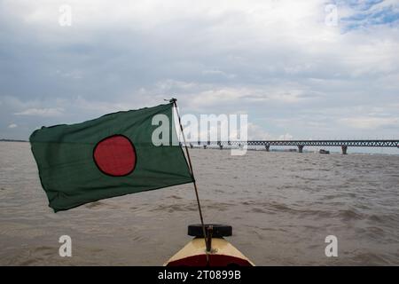 Die umfangreichste Padma-Brückenfotografie unter dem dunklen bewölkten Himmel, aufgenommen am 25. Juni 2022 von Mawa Boat Station in Bangladesch Stockfoto