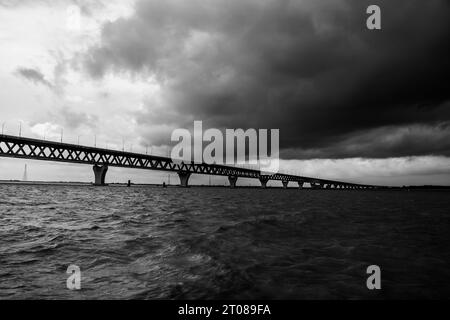 Die umfangreichste Padma-Brückenfotografie unter dem dunklen bewölkten Himmel, aufgenommen am 25. Juni 2022 von Mawa Boat Station in Bangladesch Stockfoto