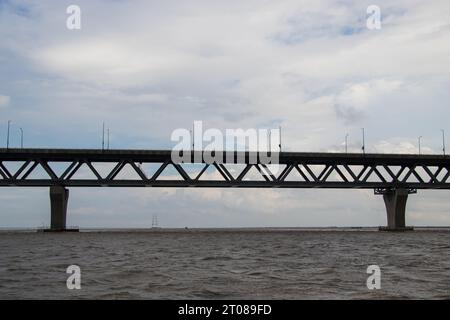 Die umfangreichste Padma-Brückenfotografie unter dem dunklen bewölkten Himmel, aufgenommen am 25. Juni 2022 von Mawa Boat Station in Bangladesch Stockfoto