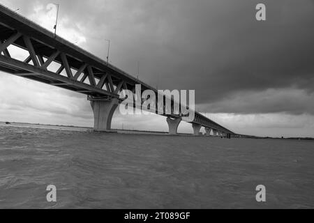 Die umfangreichste Padma-Brückenfotografie unter dem dunklen bewölkten Himmel, aufgenommen am 25. Juni 2022 von Mawa Boat Station in Bangladesch Stockfoto