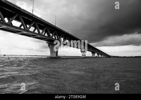 Die umfangreichste Padma-Brückenfotografie unter dem dunklen bewölkten Himmel, aufgenommen am 25. Juni 2022 von Mawa Boat Station in Bangladesch Stockfoto