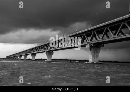 Die umfangreichste Padma-Brückenfotografie unter dem dunklen bewölkten Himmel, aufgenommen am 25. Juni 2022 von Mawa Boat Station in Bangladesch Stockfoto