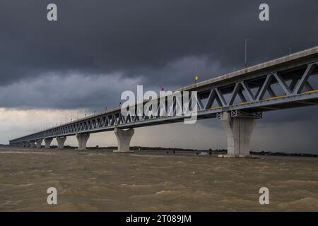 Die umfangreichste Padma-Brückenfotografie unter dem dunklen bewölkten Himmel, aufgenommen am 25. Juni 2022 von Mawa Boat Station in Bangladesch Stockfoto