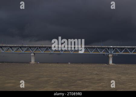 Die umfangreichste Padma-Brückenfotografie unter dem dunklen bewölkten Himmel, aufgenommen am 25. Juni 2022 von Mawa Boat Station in Bangladesch Stockfoto