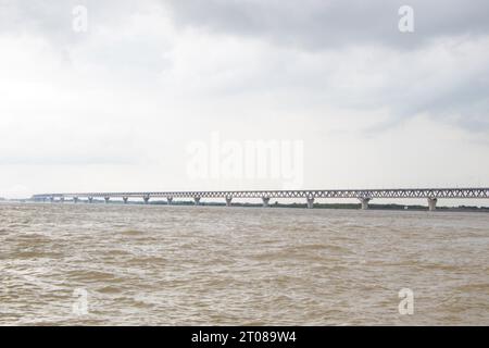 Die umfangreichste Padma-Brückenfotografie unter dem dunklen bewölkten Himmel, aufgenommen am 25. Juni 2022 von Mawa Boat Station in Bangladesch Stockfoto