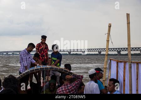 Die umfangreichste Padma-Brückenfotografie unter dem dunklen bewölkten Himmel, aufgenommen am 25. Juni 2022 von Mawa Boat Station in Bangladesch Stockfoto