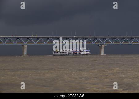 Die umfangreichste Padma-Brückenfotografie unter dem dunklen bewölkten Himmel, aufgenommen am 25. Juni 2022 von Mawa Boat Station in Bangladesch Stockfoto