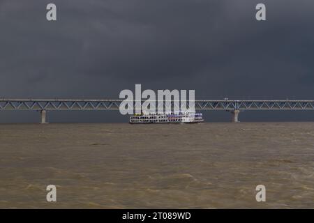 Die umfangreichste Padma-Brückenfotografie unter dem dunklen bewölkten Himmel, aufgenommen am 25. Juni 2022 von Mawa Boat Station in Bangladesch Stockfoto