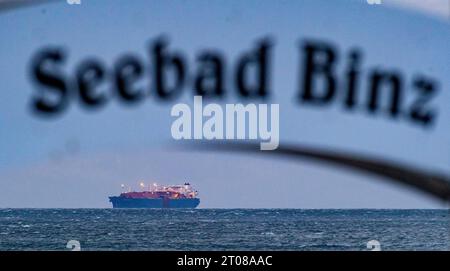 Stralsund, Deutschland. Oktober 2023. Der LNG-Tanker „Seapeak Hispania“ liegt an der Ostsee vor dem Ostseebad. Wenn es um die Notwendigkeit des umstrittenen LNG-Terminals Rügen geht, dann ist das eine Aussage gegen die andere. Der Bürgermeister der betroffenen Gemeinde fordert mehr Vertrauen in die Bundesregierung und vermisst Ehrlichkeit in der Debatte. Quelle: Stefan sauer/dpa/Alamy Live News Stockfoto