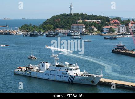 YANTAI, CHINA - 23. AUGUST 2203 - (DATEI) Foto vom 23. August 2023 zeigt das chinesische Seeüberwachungsschiff 4001 in Yantai, Provinz Shandong, CH Stockfoto