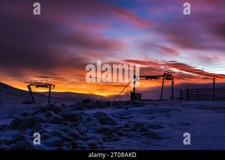 Ein ruhiger Wintersonnenaufgang im schwedischen Skigebiet. Stockfoto