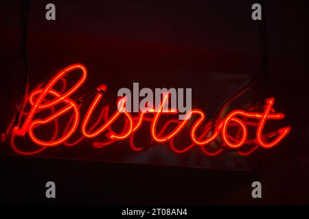 Bistrot Neonlicht bei Nacht. Traditionelles französisches Restaurant. Frankreich Stockfoto