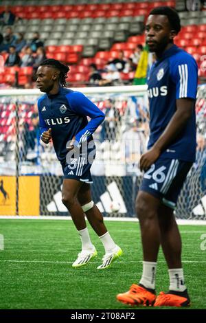 Vancouver, Kanada. Oktober 2023. Vancouver, British Columbia, Kanada, 4. Oktober 2023: Sam Adekugbe (3 Vancouver Whitecaps FC) wärmt sich vor dem Major League Soccer Spiel zwischen Vancouver Whitecaps FC und St. Louis City SC im BC Place Stadium in Vancouver, British Columbia, Kanada (NUR REDAKTIONELLE VERWENDUNG). (Amy Elle/SPP) Credit: SPP Sport Press Photo. /Alamy Live News Stockfoto