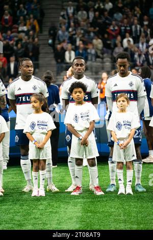 Vancouver, Kanada. Oktober 2023. Vancouver, British Columbia, Kanada, 4. Oktober 2023: Javain Brown (23 Vancouver Whitecaps FC), Richie Laryea (7 Vancouver Whitecaps FC) und Ali Ahmed (22 Vancouver Whitecaps FC) stehen während der Nationalhymnen vor dem Major League Soccer Spiel zwischen Vancouver Whitecaps FC und St. Louis City SC im BC Place Stadium in Vancouver, British Columbia, Kanada (NUR REDAKTIONELLE VERWENDUNG). (Amy Elle/SPP) Credit: SPP Sport Press Photo. /Alamy Live News Stockfoto