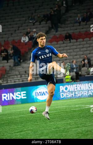 Vancouver, Kanada. Oktober 2023. Vancouver, British Columbia, Kanada, 4. Oktober 2023: Sebastian Berhalter (16 Vancouver Whitecaps FC) wärmt sich vor dem Major League Soccer Spiel zwischen Vancouver Whitecaps FC und St. Louis City SC im BC Place Stadium in Vancouver, British Columbia, Kanada (NUR REDAKTIONELLE VERWENDUNG). (Amy Elle/SPP) Credit: SPP Sport Press Photo. /Alamy Live News Stockfoto