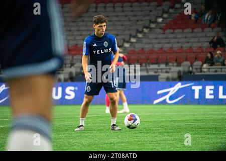 Vancouver, Kanada. Oktober 2023. Vancouver, British Columbia, Kanada, 4. Oktober 2023: Sebastian Berhalter (16 Vancouver Whitecaps FC) wärmt sich vor dem Major League Soccer Spiel zwischen Vancouver Whitecaps FC und St. Louis City SC im BC Place Stadium in Vancouver, British Columbia, Kanada (NUR REDAKTIONELLE VERWENDUNG). (Amy Elle/SPP) Credit: SPP Sport Press Photo. /Alamy Live News Stockfoto