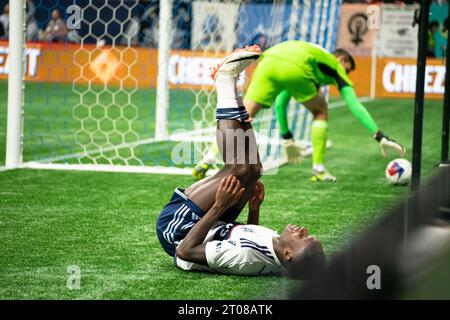 Vancouver, Kanada. Oktober 2023. Vancouver, British Columbia, Kanada, 4. Oktober 2023: Richie Laryea (7 Vancouver Whitecaps FC) fällt während des Major League Soccer Matches zwischen Vancouver Whitecaps FC und St. Louis City SC im BC Place Stadium in Vancouver, British Columbia, Kanada (NUR REDAKTIONELLE VERWENDUNG). (Amy Elle/SPP) Credit: SPP Sport Press Photo. /Alamy Live News Stockfoto