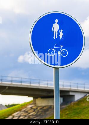 Kreisförmiges gemeinsames Radfahren und Wandern Zeichen für Fahrrad- und Fußgänger zu Fuß. Stockfoto