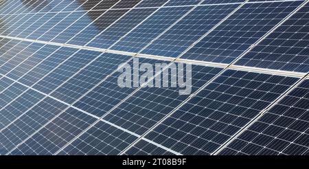 Am Boden installierte Solarpaneele erzeugen im Sommer umweltfreundliche Energie Stockfoto