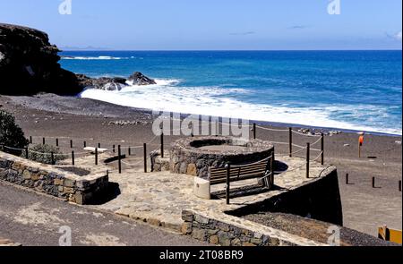 Überblick über Playa de los Muertos (Strand der Toten), einen schwarzen vulkanischen Sandstrand - Ajuy, Pajara, Fuerteventura, Kanarische Inseln, Spanien - 20.09.2023 Stockfoto