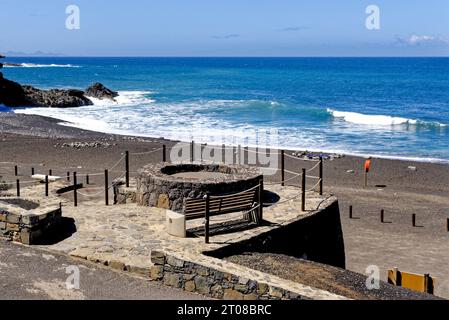 Überblick über Playa de los Muertos (Strand der Toten), einen schwarzen vulkanischen Sandstrand - Ajuy, Pajara, Fuerteventura, Kanarische Inseln, Spanien - 20.09.2023 Stockfoto