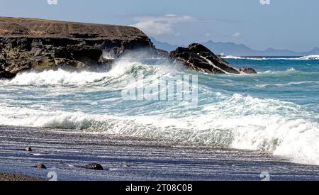 Überblick über Playa de los Muertos (Strand der Toten), einen schwarzen vulkanischen Sandstrand - Ajuy, Pajara, Fuerteventura, Kanarische Inseln, Spanien - 20.09.2023 Stockfoto