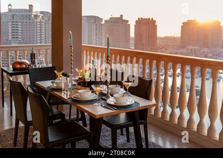 Frühstückstisch auf Balkon Porto Arabia Pearl Qatar Stockfoto