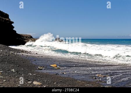 Überblick über Playa de los Muertos (Strand der Toten), einen schwarzen vulkanischen Sandstrand - Ajuy, Pajara, Fuerteventura, Kanarische Inseln, Spanien - 20.09.2023 Stockfoto