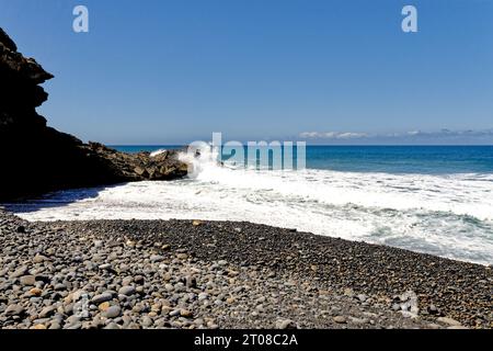 Überblick über Playa de los Muertos (Strand der Toten), einen schwarzen vulkanischen Sandstrand - Ajuy, Pajara, Fuerteventura, Kanarische Inseln, Spanien - 20.09.2023 Stockfoto