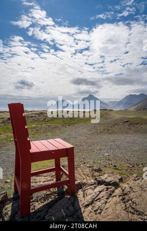 Der Rote Stuhl in Island an einem Sommertag Stockfoto