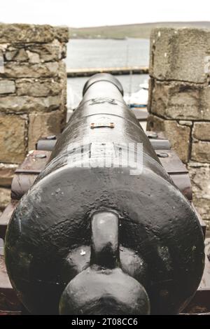 Canon in Fort Charlotte, Shetland Island, Schottland, vertikale Aufnahme Stockfoto