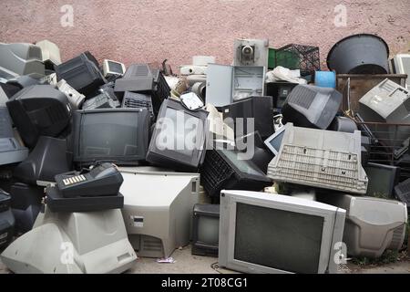 Elektronikschrott. Außer Betrieb befindliche Monitore und Fernseher. Recyclingindustrie. Mischkunststoffabfälle in der Elektronik. Stockfoto