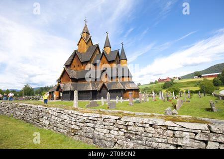 Norwegen, Gemeinde Notodden, Heddal - 07. Juli 2023: Die Heddal Stabkirche ist Norwegens größte Stabkirche und eine beliebte Touristenattraktion. Stockfoto