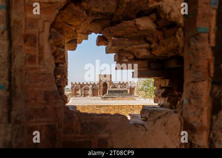 Wunderschönes aus der mogulzeit geschnitztes Sandsteingrab von Isa Khan Tarkhan II. In der UNESCO-Weltkulturerbe-Makli-Nekropole Thatta, Sindh, Pakistan Stockfoto