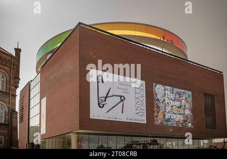 AROs Art Museum in Aarhus, Tiefwinkelansicht bei Gewittern, Werbung auf dem Gebäude, Dänemark Stockfoto