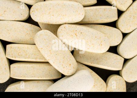 Mehrere medizinische Pillen auf Schieferstein, Makro, Draufsicht. Stockfoto