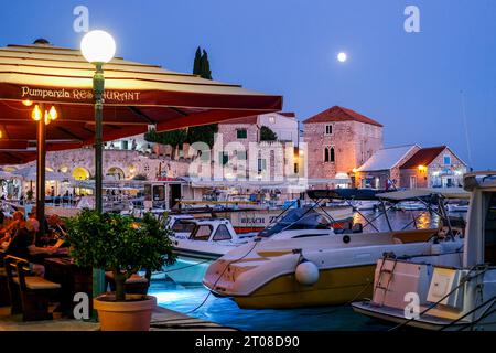 Bol, Kroatien. September 2023. Der Hafen mit Booten, Cafés und Restaurants in Bol auf der Insel Brac am Abend. Quelle: Jens Kalaene/dpa/Alamy Live News Stockfoto