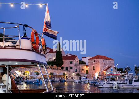 Bol, Kroatien. September 2023. Der Hafen mit Booten, Cafés und Restaurants in Bol auf der Insel Brac am Abend. Quelle: Jens Kalaene/dpa/Alamy Live News Stockfoto