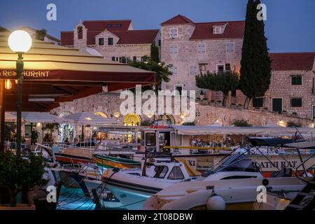 Bol, Kroatien. September 2023. Der Hafen mit Booten, Cafés und Restaurants in Bol auf der Insel Brac am Abend. Quelle: Jens Kalaene/dpa/Alamy Live News Stockfoto