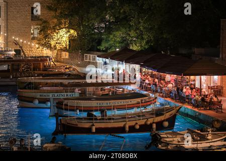 Bol, Kroatien. September 2023. Der Hafen mit Booten, Cafés und Restaurants in Bol auf der Insel Brac am Abend. Quelle: Jens Kalaene/dpa/Alamy Live News Stockfoto